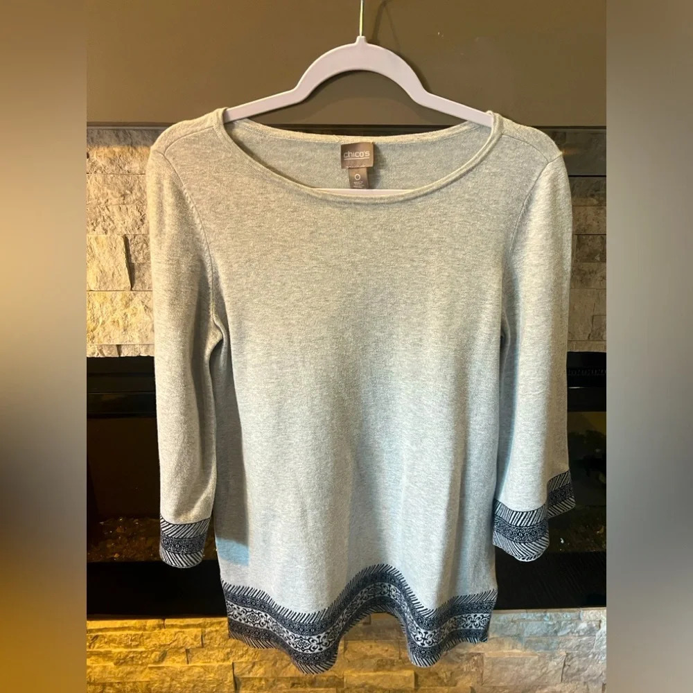 Chicos size 0 gray long sleeve swing top accent print